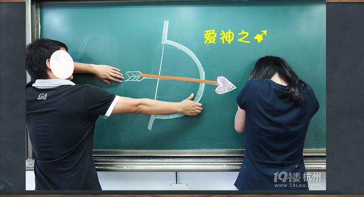黑板風格畢業(yè)季感動回憶動畫相冊ppt模板